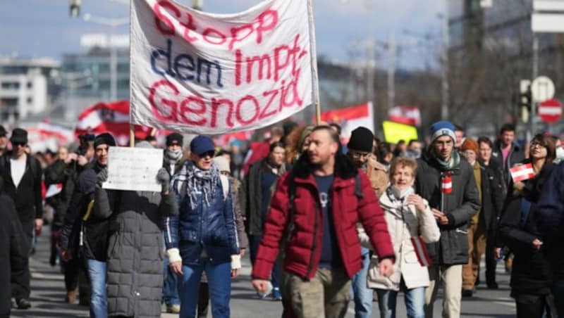 Bei „Querdenker“-Demos werden immer wieder Äußerungen über Verschwörungsmythen getätigt - auch mit judenfeindlichem Kontext. (Bild: APA/GEORG HOCHMUTH)