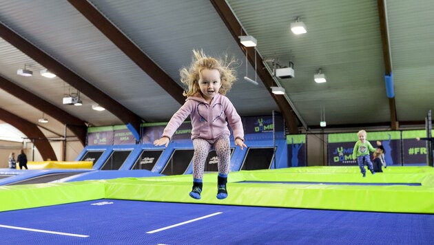 Bei der Vielfalt an Trampolinen sollte für jeden das Richtige dabei sein, egal, ob jung oder alt. (Bild: JUMP DOME Two Gmbh)