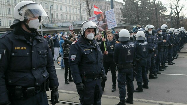Trotz teils explosiver Stimmung auf den Straßen hat die Bevölkerung Vertrauen in die Polizei. (Bild: Gerhard Bartel)