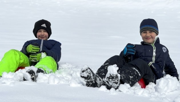 Lean und Jona nutzten die perfekten Schneebedingungen für eine lustige Rodelpartie in Großgmain vor der Plainburg. (Bild: Tschepp Markus)