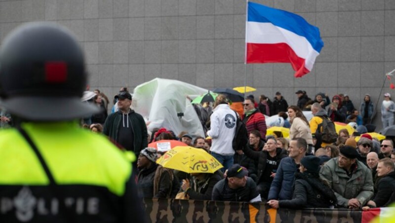 Seit Ende Jänner gilt in den Niederlanden ein strenger Lockdown, unter anderem mit einer nächtlichen Ausgangssperre. Gegen diese Beschränkungen regt sich zunehmend Widerstand. (Bild: AP)