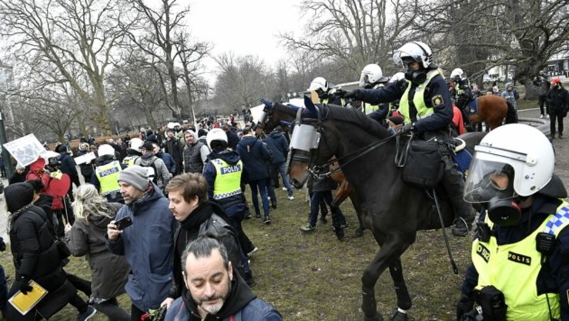 Mithilfe der berittenen Polizei wurden die Demonstranten in Malmö auseinandergetrieben. (Bild: APA/AFP/TT NEWS AGENCY/Johan NILSSON)