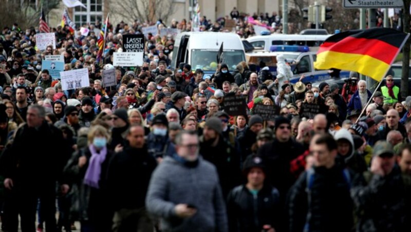 Die „Querdenker“ haben zum Protest in Kassel aufgerufen. (Bild: APA/AFP/ARMANDO BABANI)