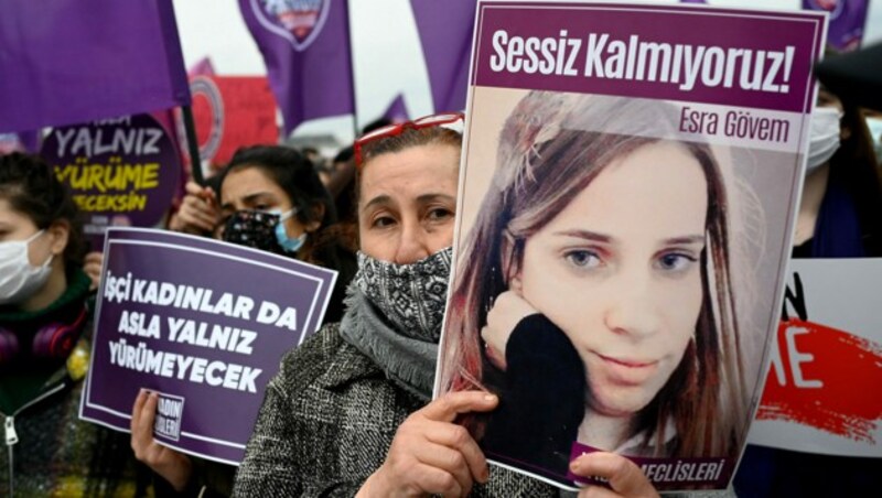 Diese junge Frau auf dem Plakat ist eines der zahlreichen Gewaltopfer, die Jahr für Jahr in der Türkei zu beklagen sind. (Bild: APA/AFP/BULENT KILIC)