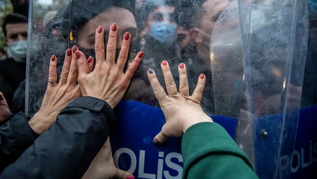 Polizei und Demonstranten gerieten in Istanbul aneinander. (Bild: APA/AFP/BULENT KILIC)