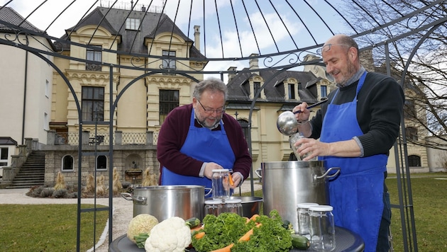 Rüdiger Kiefer (li.) und Ulrich Walder (r.) kochen am dritten Fastensonntag für Ausflügler am Mönchsberg auf. (Bild: Tschepp Markus)