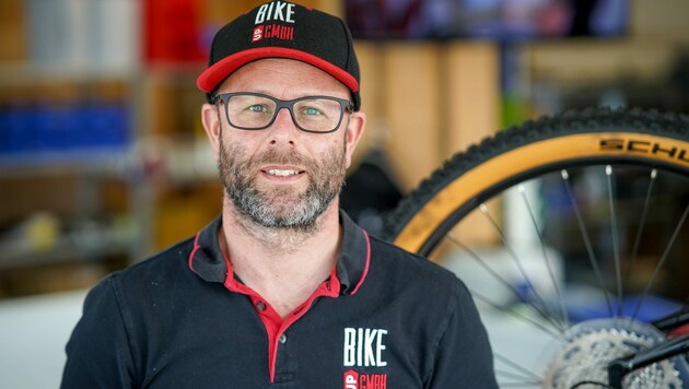 Jürgen Schütz betreibt auch noch einen Outdoor-Shop namens Bike & Boot in Schörfling. (Bild: Markus Wenzel)