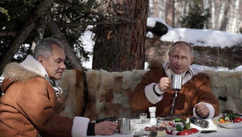 Putin und Verteidigungsminister Sergei Shoigu (links) nehmen in bitterer Kälte ein entspanntes Frühstück ein. (Bild: Alexei Druzhinin, Sputnik, Kremlin Pool Photo via AP)