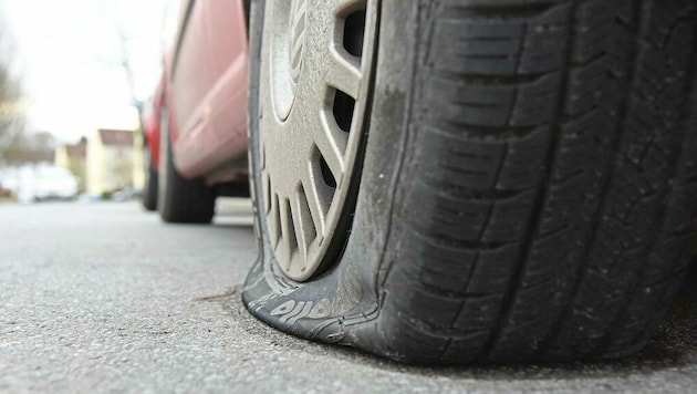 Der Linzer soll bei zumindest drei Fahrzeugen Reifen zerstochen haben (Bild: wn)