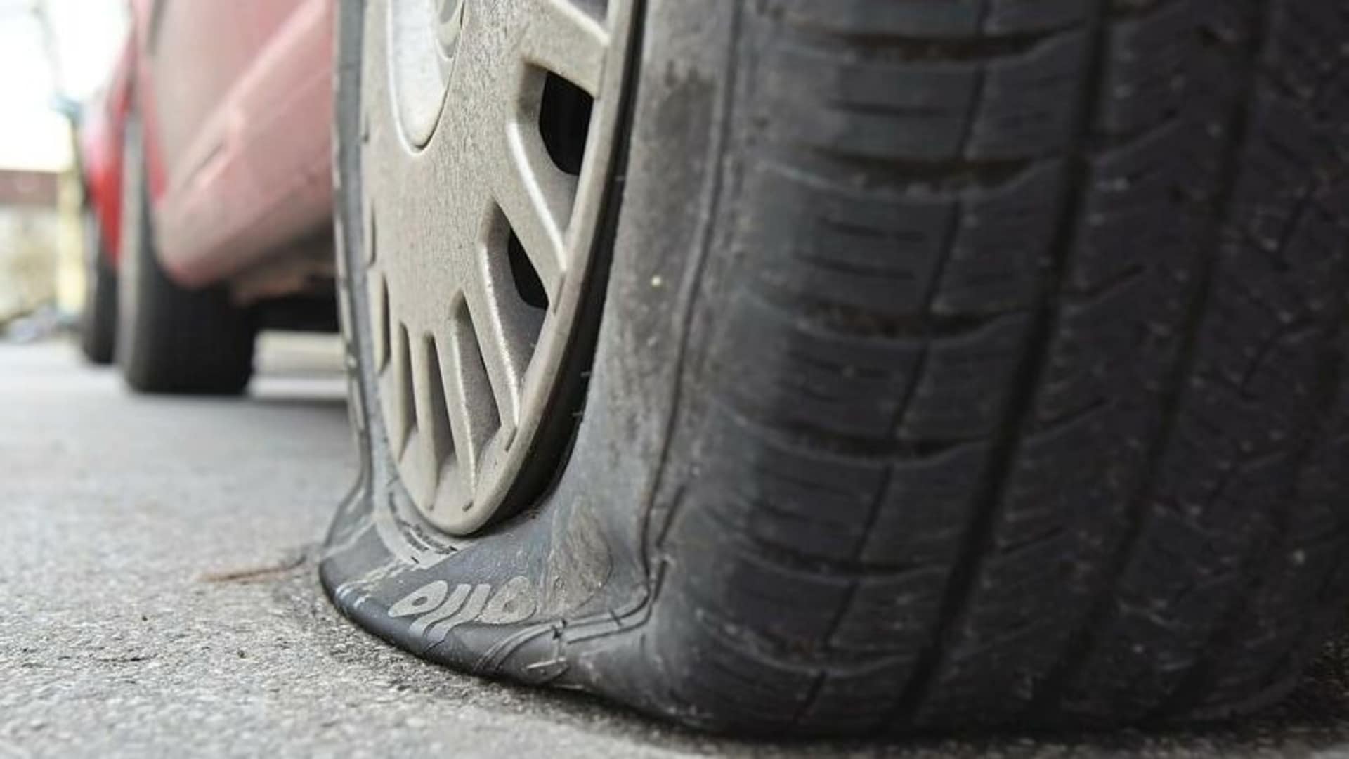 Ärger für Besitzer - Vandale nahm Auto ins Visier: Alle Reifen zerstört