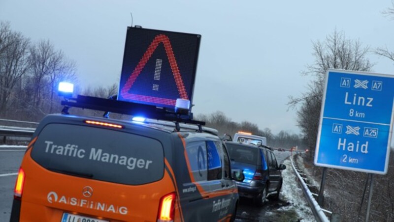 Insgesamt neun Unfallstellen gab es im Schneesturm auf der A 25. (Bild: laumat.at/Matthias Lauber)