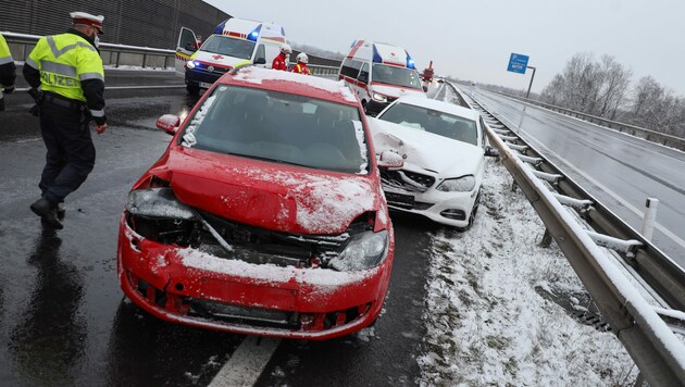 24 Verletzte forderte die Unfallserie im Schneesturm (Bild: laumat.at/Matthias Lauber)