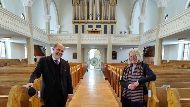 Renate Bauinger (re.) mit Superintendent Gerold Lehner (Bild: Evangelische Kirche OÖ)