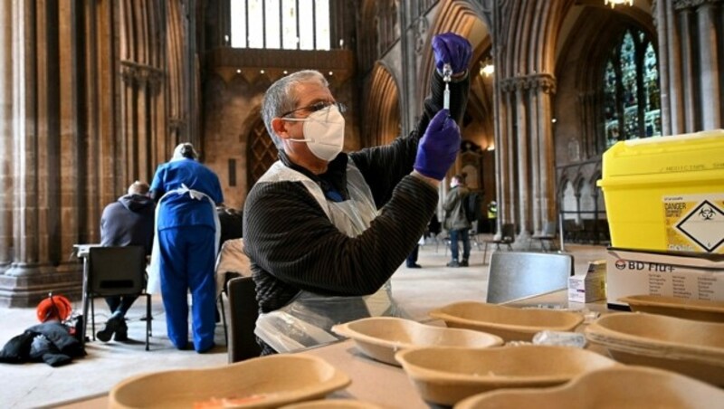 Impfen mit Gottes Segen in der Lichfield-Kathedrale bei Birmingham (Bild: APA/AFP/Oli SCARFF)