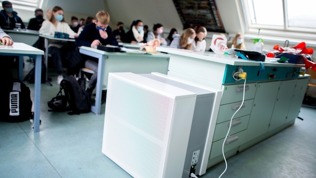 Ein mobiles Luftfiltergerät in einem Schulklassenzimmer (Bild: Hauke-Christian Dittrich / dpa / picturedesk.com)
