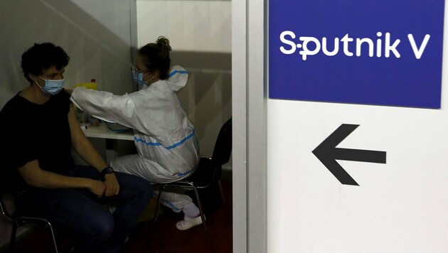 „Sputnik V“ wird bereits in zahlreichen Staaten (im Bild eine Impfstraße in der serbischen Hauptstadt Belgrad) verimpft. (Bild: AP)