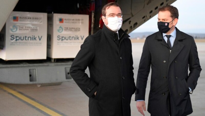 Brisante Lieferung: "Sputnik V" am Flughafen Kosice, Anfang März in Empfang genommen von Gesundheitsminister Krajci (li., mittlerweile zurückgetreten) und Premier Matovic (Bild: ASSOCIATED PRESS)