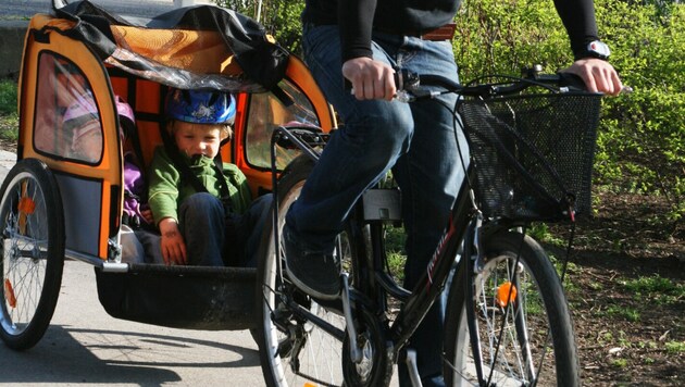 Egal ob Kindersitz, Anhänger oder Lastenfahrrad – bei jedem System gilt die Helmpflicht für Kinder bis 12 Jahre (Bild: ÖAMTC)