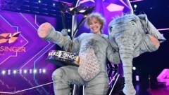 Sandra Pires mit dem „Masked Singer“-Pokal und dem Kopf ihrer „Ellie“ (Bild: © PULS 4/Willi Weber)