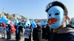 In den umstrittenen Lagern in Xinjiang sollen Uiguren zur Aufgabe ihrer Religion, Kultur und Sprache gezwungen und teilweise auch misshandelt werden - dies führte weltweit zu Protesten. (Bild: AP/Omer Kuscu)