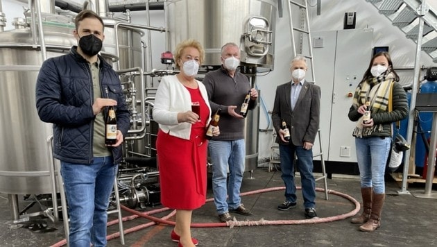 Landtagspräsidentin Verena Dunst (2. v. li.) ließ sich das Jubiläumsbier bei einer Führung durch die Brauerei zeigen. (Bild: Christian Schulter)