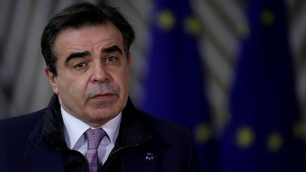 Margaritis Schinas, Vizepräsident der EU-Kommission, hatte „eine gute Diskussion“ mit Tourismusministerin Elisabeth Köstinger. (Bild: APA/AFP/POOL/Olivier HOSLET)