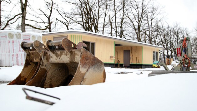 Sobald der Schnee geschmolzen ist, wird an dem neuen Holz-Pavillon wieder fleißig weitergearbeitet. (Bild: Tröster Andreas)