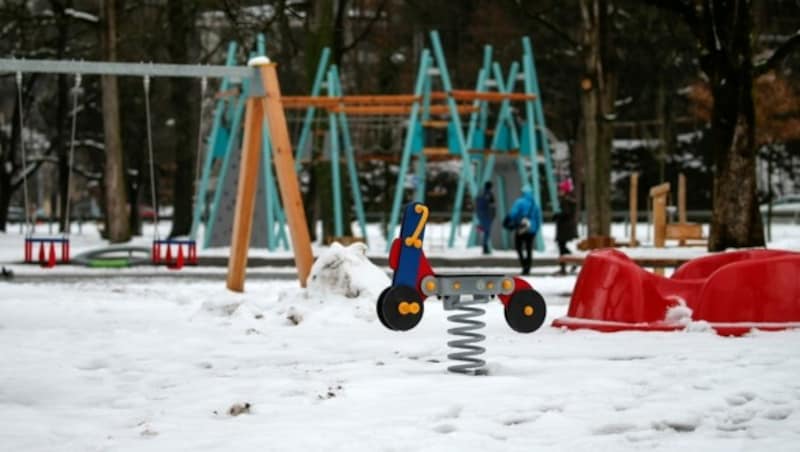 Der neue Spielplatz lädt bei lauen Temperaturen zum Pritscheln ein: Es ist der erste Wasserspielplatz der Stadt. (Bild: Tröster Andreas)