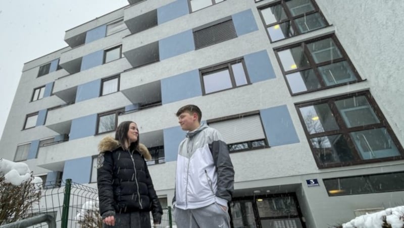 Milica und Alesandro vor dem Wohnblock, in dem die Schreckenstat geschah. (Bild: Tschepp Markus)