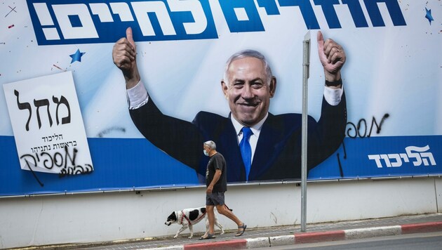„Zurück ins Leben!“ lautet der Slogan, mit dem Bibi Netanjahu auch diese Wahl gewinnen wird. (Bild: AP)