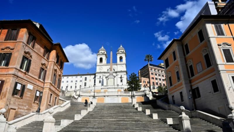 Die Spanische Treppe in Rom am 20. März 2021. Wo sich früher Touristen tummelten, herrscht nun gähnende Leere. Die Lokale in Rom sind geschlossen. (Bild: AFP)