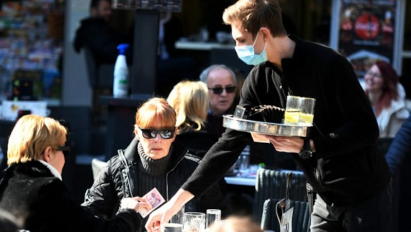 In Kroatien wurden die Lokale unter strengen Auflagen wieder geöffnet. So darf etwa nur auf der Terrasse bzw. im Gastgarten serviert werden. (Bild: AFP)