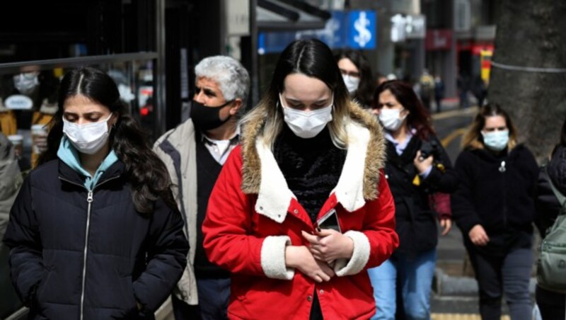 In der Türkei herrscht teilweise sogar im Freien Maskenpflicht. (Bild: AP)