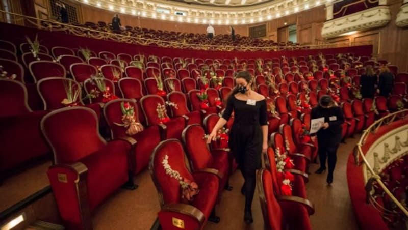 Die Oper in Bulgariens Hauptstadt Sofia zeigte „La Traviata“ von Giuseppe Verdi, allerdings unter strengen Auflagen. Neben einer limitierten Anzahl an Zuschauern herrschte Maskenpflicht im Gebäude. (Bild: AFP)