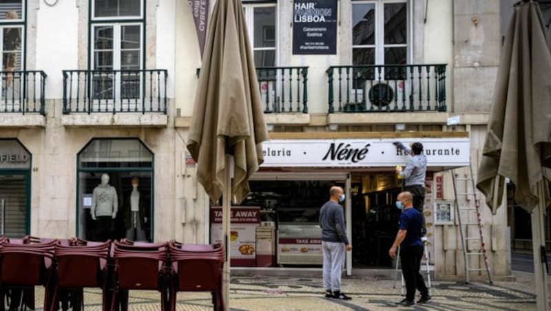 In Portugal soll der Lockdown langsam wieder aufgehoben werden, die Gastronomen bereiten sich auf mögliche Öffnungsschritte vor. (Bild: AFP)