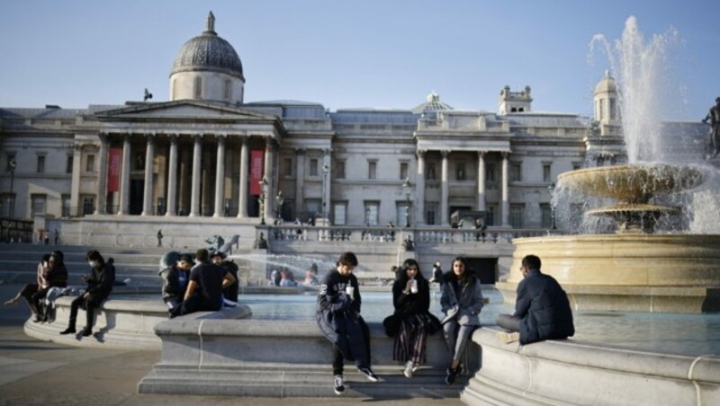 In Großbritannien herrschte ein langer Lockdown. Die Briten stört das nicht - man trifft sich einfach draußen. (Bild: AFP)