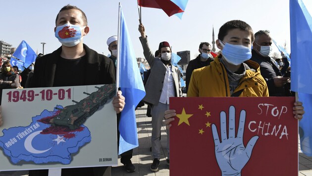 Mitglieder der Volksgruppe der Uiguren protestieren in Istanbul gegen die Unterdrückung ihrer Kultur. (Bild: AP)