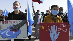 Mitglieder der Volksgruppe der Uiguren protestieren in Istanbul gegen die Unterdrückung ihrer Kultur. (Bild: AP)