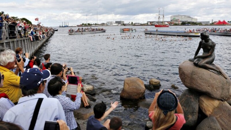 Fernziel alte Normalität: Die 100-Jahr-Feier der Kleinen Meerjungfrau in Kopenhagen im August 2013 (Bild: APA/AFP/SCANPIX DENMARK/NIKOLAI LINARES)