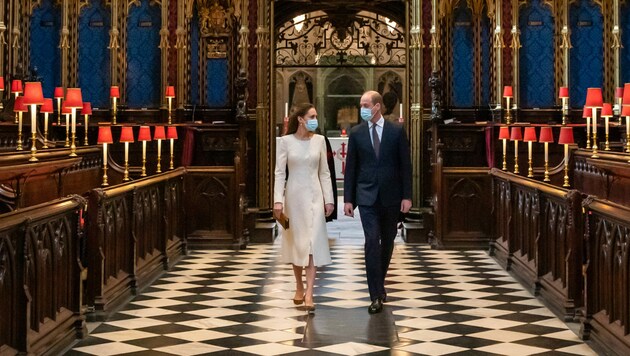 Die Briten impfen auch in der Westminster Abbey, in der Herzogin Kate und Prinz William am 29. April 2011 geheiratet haben. Beim Besuch des dort eingerichteten Impfzentrums konnte das Paar noch einmal gemeinsam zu Altar schreiten. (Bild: APA/Photo by Aaron Chown / POOL / AFP)