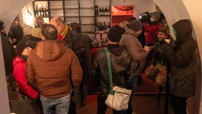 Am 11. Jänner ging es im Linzer Badcafé rund. Trinkkräftige Corona-Leugner waren als Unterstützung für die „Wut-Wirtin“ angereist. (Bild: Horst Einöder/Flashpictures)