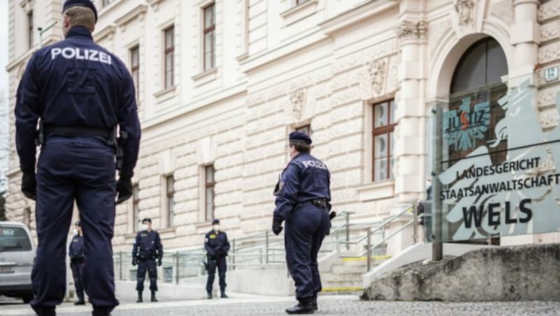 Vor dem Haupteingang des Welser Landesgerichts überwachten Polizisten das Geschehen (Bild: Markus Wenzel)