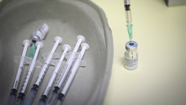 Der Vorwurf lautete, dass "Unberechtigte" zur Impfung gebeten worden waren (Bild: AFP)