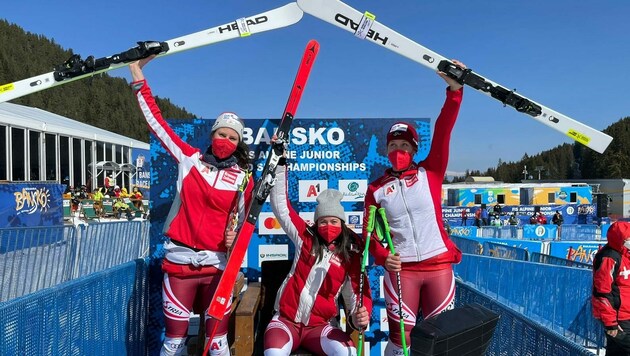 Lena Wechner (M.) hatte bereits beim Super-G im Rahmen der Junioren-WM in Bansko mit Magdalena Kappaurer (li.) und Magdalena Egger (re.) zwei Vorarlbergerinnen auf die Plätze verwiesen. (Bild: ÖSV/Schrammel)