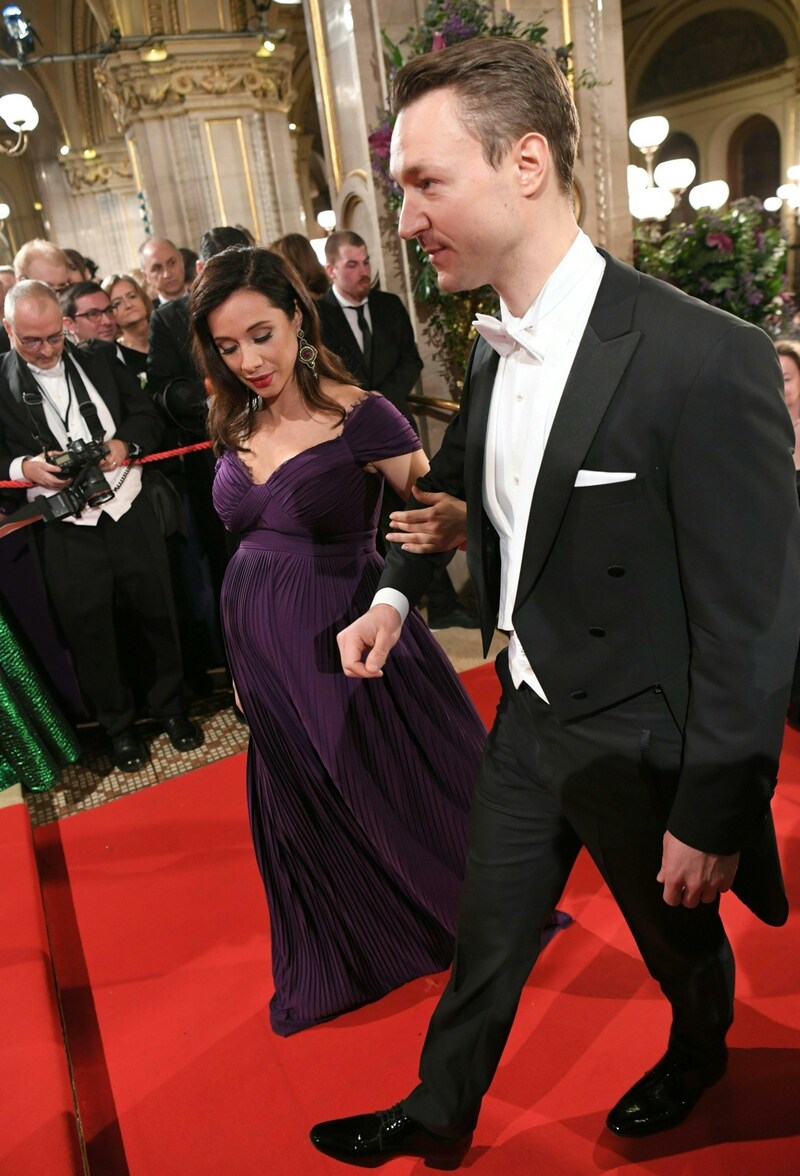 Am Opernball 2020 mit wunderschönem Babybauch: Clivia Treidl (Bild: APA/Roland Schlager)