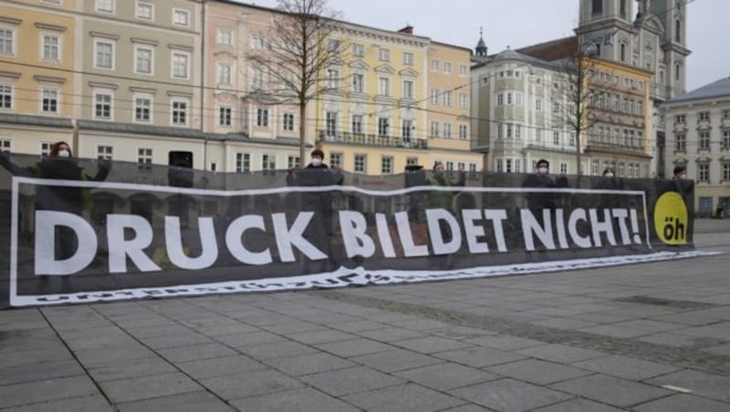 Studenten der „Bildung brennt“-Initiative protestierten Anfang März in Linz gegen die Reform des Universitätsgesetzes. (Bild: APA/ELENA RICHTSFELD)