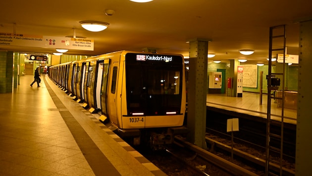 In einem Berliner U-Bahnhof hat ein Unbekannter die wehrlose Situation eines Mannes ausgenutzt ...