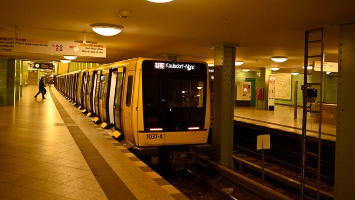 In Berlin standen Busse und Bahnen zum Gedenken eine Minute lang still.