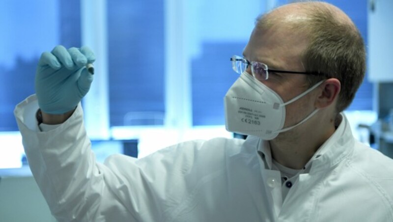Virologe Andreas Bergthaler in einem Labor von „CeMM“ in Wien (Bild: APA/ROLAND SCHLAGER)