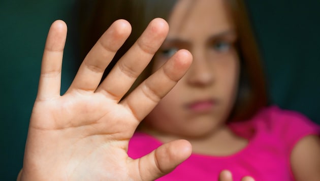 Stop! Nein, so geht das nicht! Gewalt ist nie eine Lösung, schon gar nicht unter Kindergartenkindern. (Bild: stock.adobe.com)
